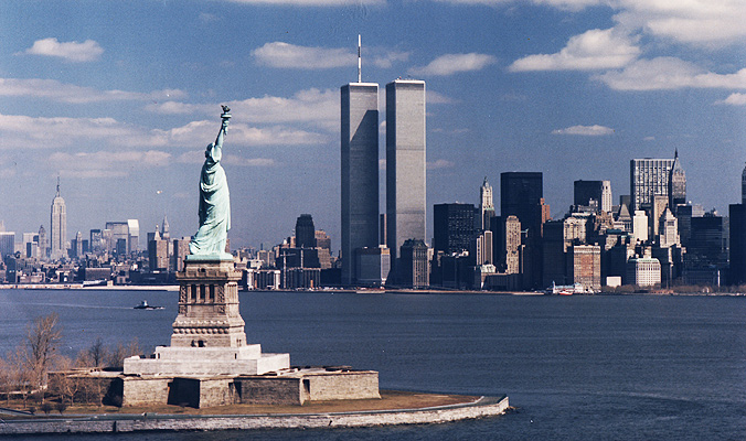 La statue de la Liberté et les deux tours du WTC   à New York jusqu'au 11 Septrembre 2001
