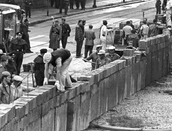 Construction du mur de Berlin