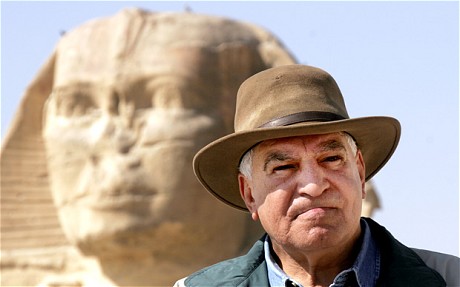 Zahi Hawass, ex ministre des antiquités Egyptien devant le sphinx 