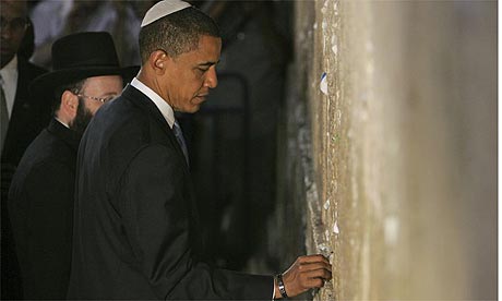 Barack Obama plaçant une prière dans une fente du Mur Occidental à Jerusalem.