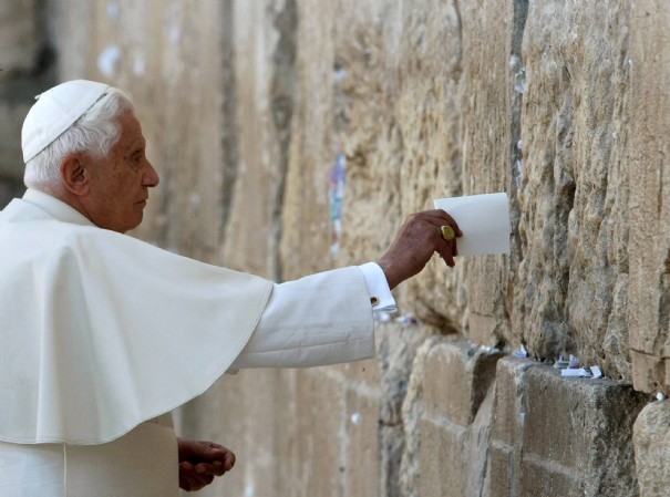 Le pape Benoît XVI place une prière dans une fente du Mur Occidental à Jerusalem.