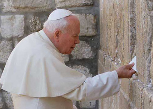 Le pape Jean Paul II place une prière dans une fente du Mur Occidental à Jerusalem.