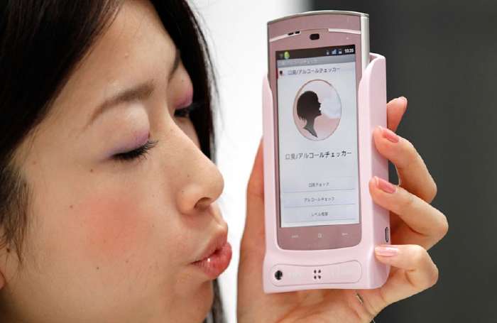smartphone Japonais conçu par NTT DoCoMo pour mesurer le taux de la radioactivité
