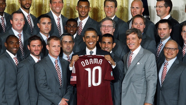 B. Obama photographié avec le maillot n°10 et l'équipe des Colorado Rapids