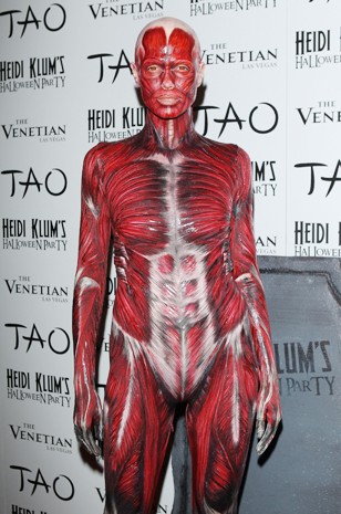 Heidi Klum déguisée en cadavre lors d'une Halloween party à Las Vegas en Octobre 2011