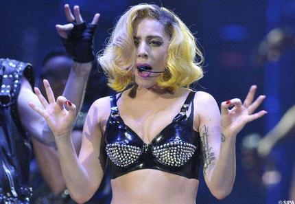 Lady Gaga affichant le 666 en version "digitale" 