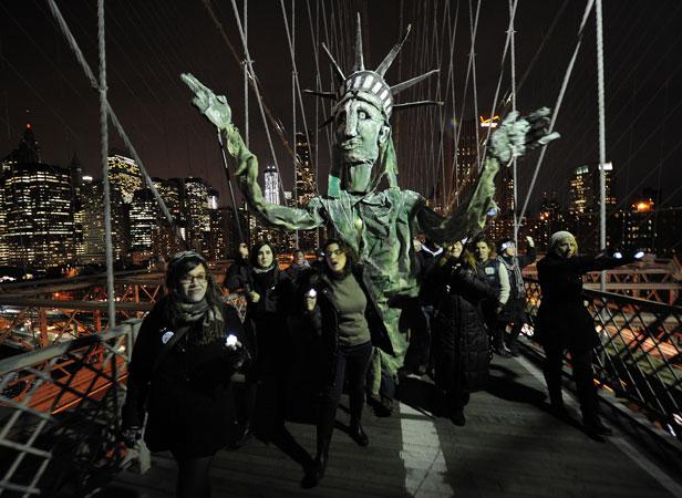 Marionnette de Liberty apportée par des Occupy Wall-street sur le Brooklyn Bridge
