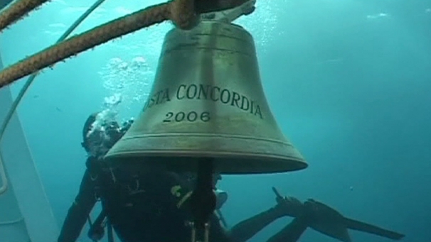 Cloche du Costa Concordia photographiée après le naufrage