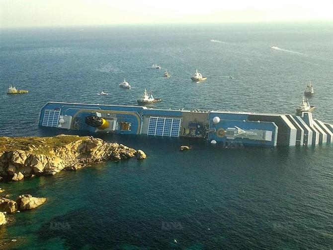 - Carcasse du Costa Concordia échoué sur tribord près de l'île du Giglio - 14 Janvier 2012 -