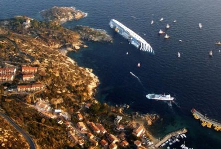 - Carcasse du Costa Concordia échoué sur tribord près de l'île du Giglio - 14 Janvier 2012 -