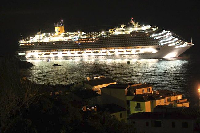 - Carcasse du Costa Concordia échoué sur tribord près de l'île du Giglio - 13 Janvier 2012 -