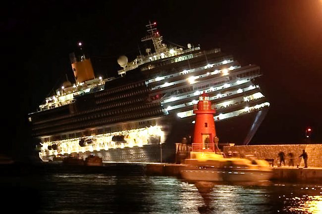 - Carcasse du Costa Concordia échoué sur tribord près de l'île du Giglio - 13 Janvier 2012 -