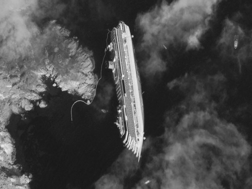 Une photo satellite prise le 17 janvier montre l'épave inclinée du vaisseau amiral de Costa Croisière.