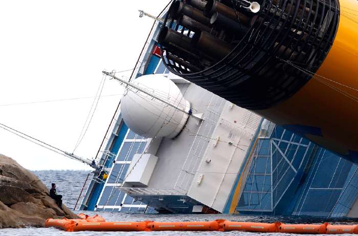 Epave du Costa Concordia photographiée après le naufrage