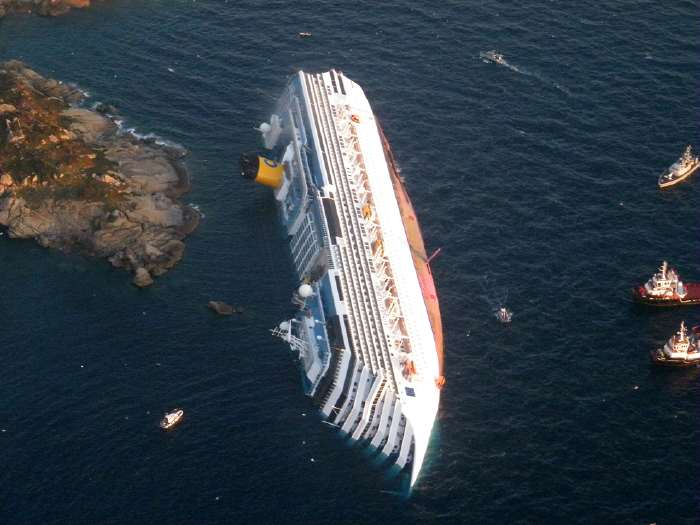 Epave du Costa Concordia photographiée après le naufrage