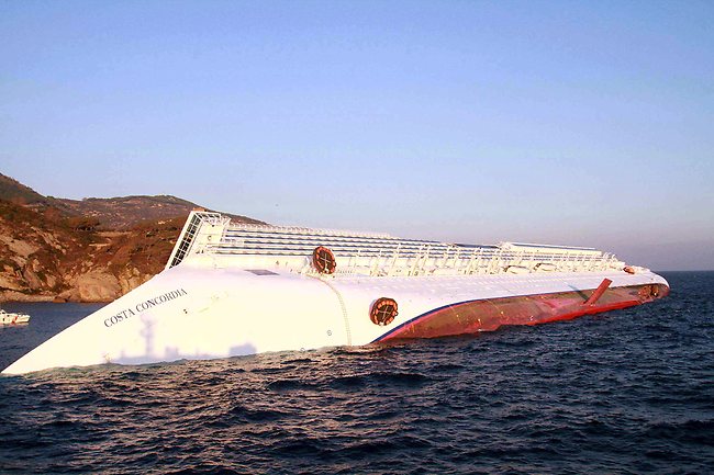 - Carcasse du Costa Concordia échoué sur tribord près de l'île du Giglio - 14 Janvier 2012 -