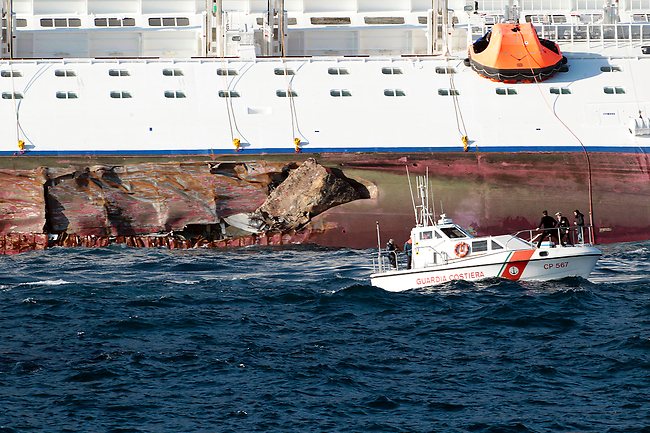 Détail de la quille et de la coque  - Carcasse du Costa Concordia échoué sur tribord près de l'île du Giglio - 15 Janvier 2012 -