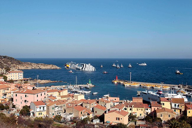 - Carcasse du Costa Concordia échoué sur tribord près de l'île du Giglio - 14 Janvier 2012 -