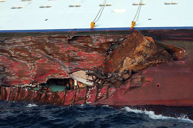 Détail de la quille et de la coque  - Carcasse du Costa Concordia échoué sur tribord près de l'île du Giglio - 15 Janvier 2012 -