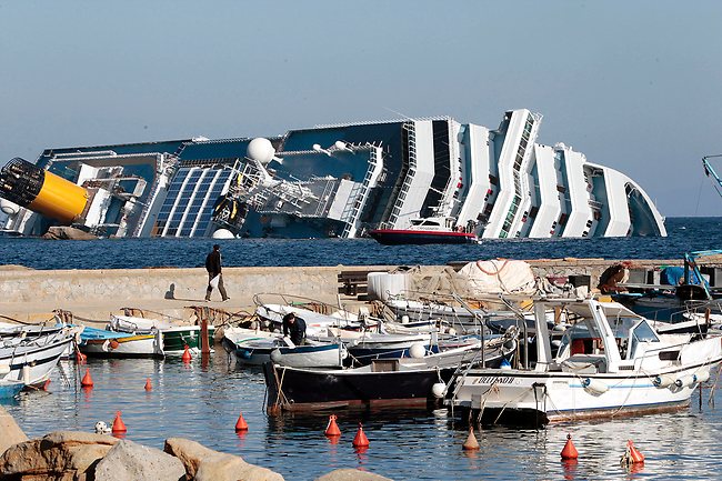 - Carcasse du Costa Concordia échoué sur tribord près de l'île du Giglio - 14 Janvier 2012 -