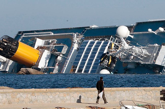 - Carcasse du Costa Concordia échoué sur tribord près de l'île du Giglio - 14 Janvier 2012 -