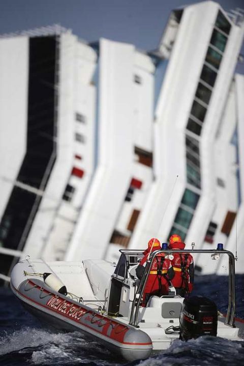 Sauveteurs travcaillant autour de l'épave du Costa Concordia.