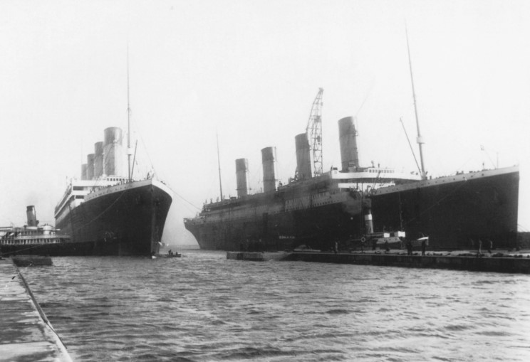 Olympic à gauche et Titanic à droite