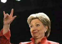 Hilary Clinton et son salut cornu 