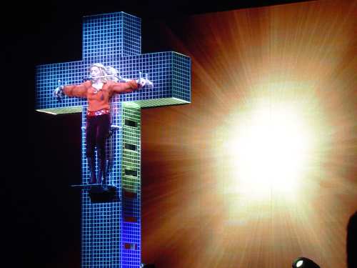 Madonna en concert sur une croix