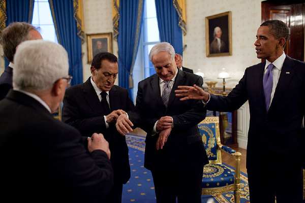 Netanyahu et Mubarak vérifiant leurs montres à l'approche de l'heure de rupture du jeûne devant B. Obama