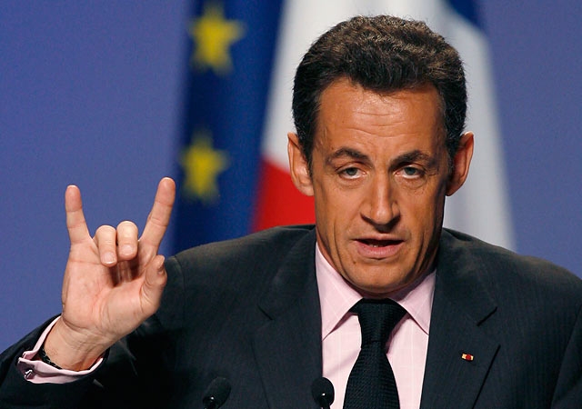 Nicolas sarkozy et son salut cornu