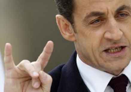 Nicolas sarkozy et son salut cornu