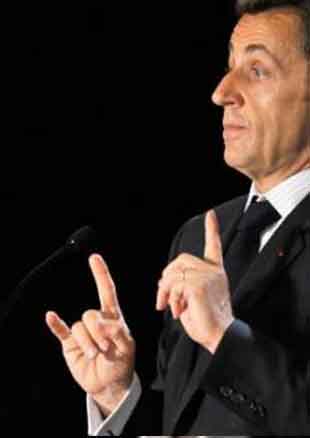 Nicolas sarkozy et son salut cornu