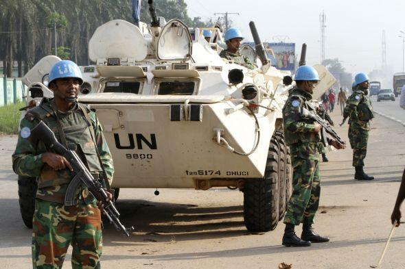 Véhicule et casques bleus des Nations Unies