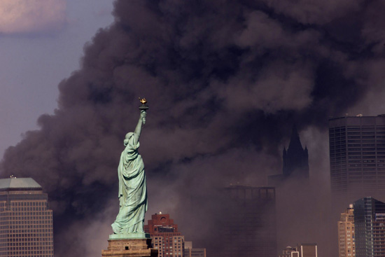 Statue de la Liberté avec en toile de fond le World Trade Center le 11 Septembre 2001