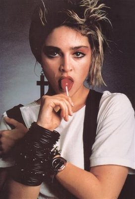 Madonna avec une croix à l'oreille