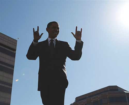 Barack Obama et son salut cornu