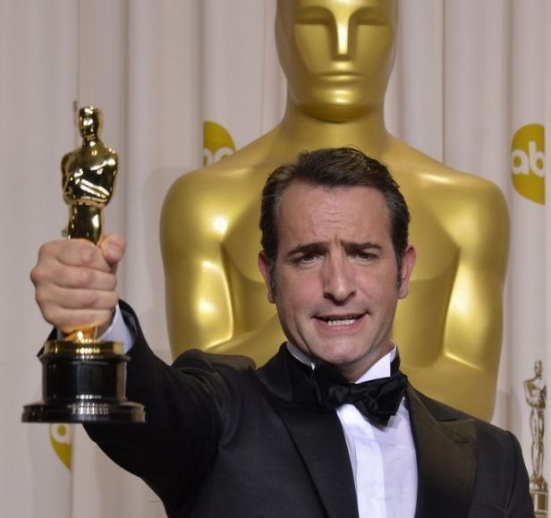 Jean Dujardin brandissant son oscar à Hollywood 