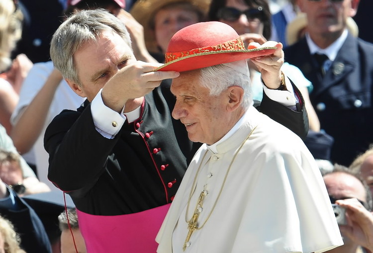 L'Évêque George Gaenswein, secrétaire du pape ajuste son "Saturno" avant une audience le 15 Juillet 2011.