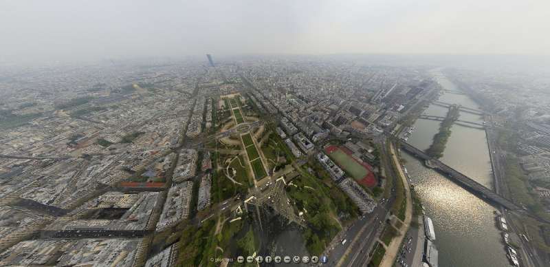 Vue du Champ de Mars et de la Tour Eiffel depuis les airs