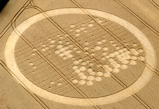 Crop-circles apparus le Vendredi 30 Juillet 2010  à Wickam Green le long de la M4 près de Hungerford dans le Berkshire (UK)  