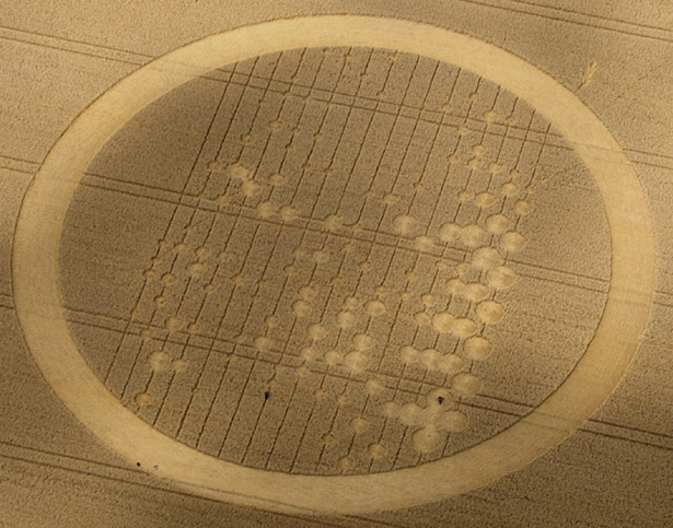 Crop-circles apparus le Vendredi 30 Juillet 2010  à Wickam Green le long de la M4 près de Hungerford dans le Berkshire (UK)  