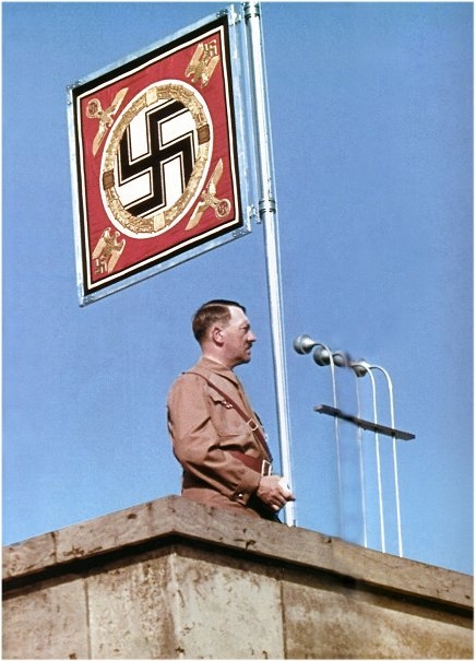 Hitler et sa croix gammée