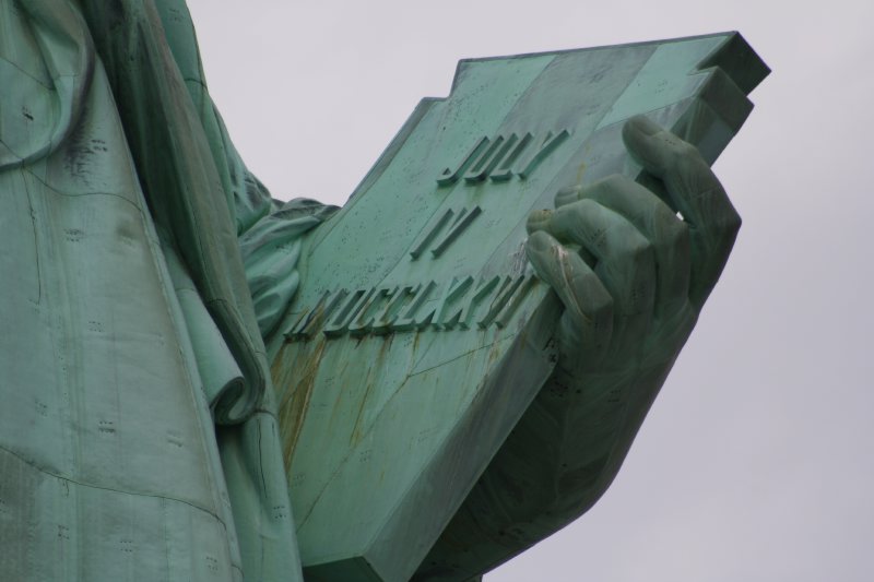 Tablette tenue sur le bras gauche de la statue de Liberty dans le port de New York