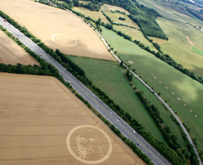 Crop-circles apparus le Vendredi 30 Juillet 2010  à Wickam Green le long de la M4 près de Hungerford dans le Berkshire (UK)  
