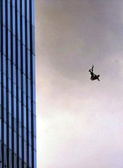 Victimes du WTC sautant dans le vide