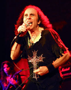 Ronnie James Dio et son crucifix