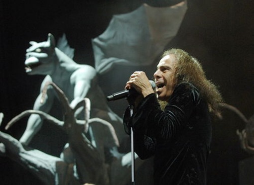 Ronnie James Dio et son (double) salut cornu