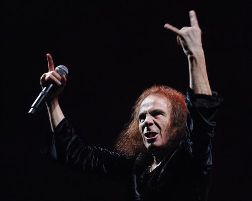 Ronnie James Dio et son (double) salut cornu