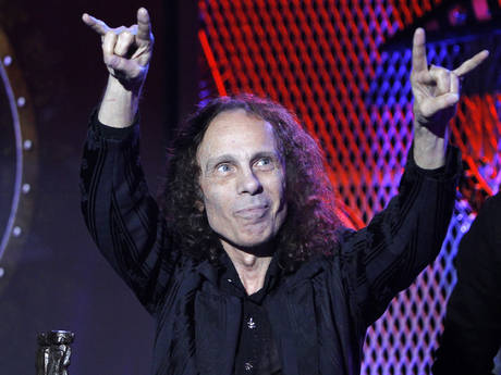 Ronnie James Dio et son (double) salut cornu